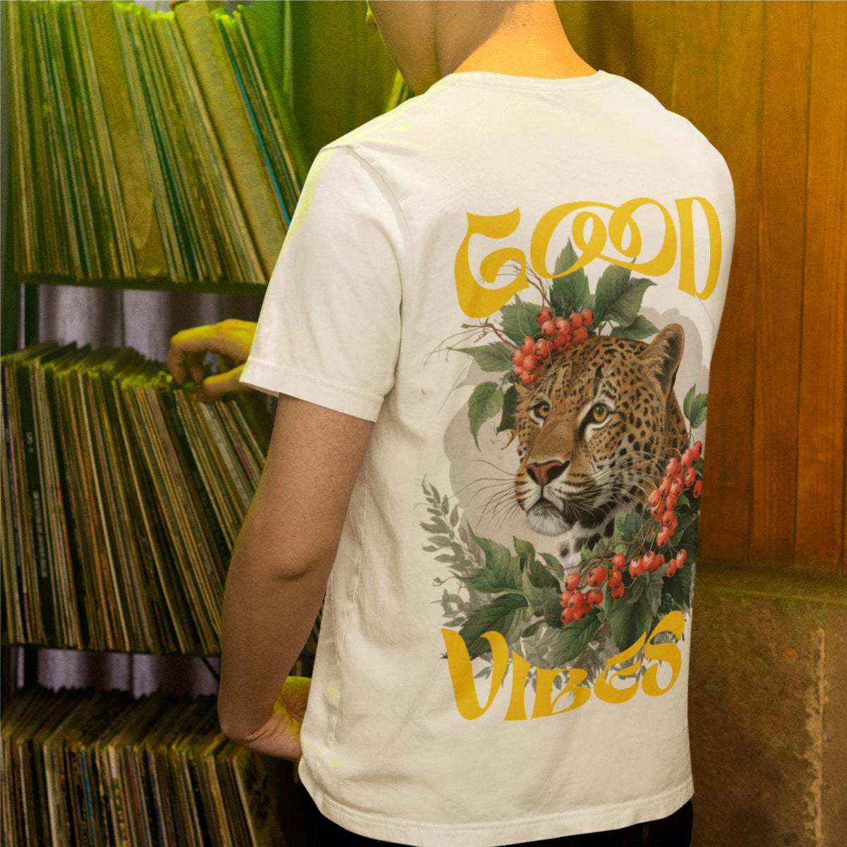 Vit UNISEX T-shirt med ryggtryck “Good Vibes”