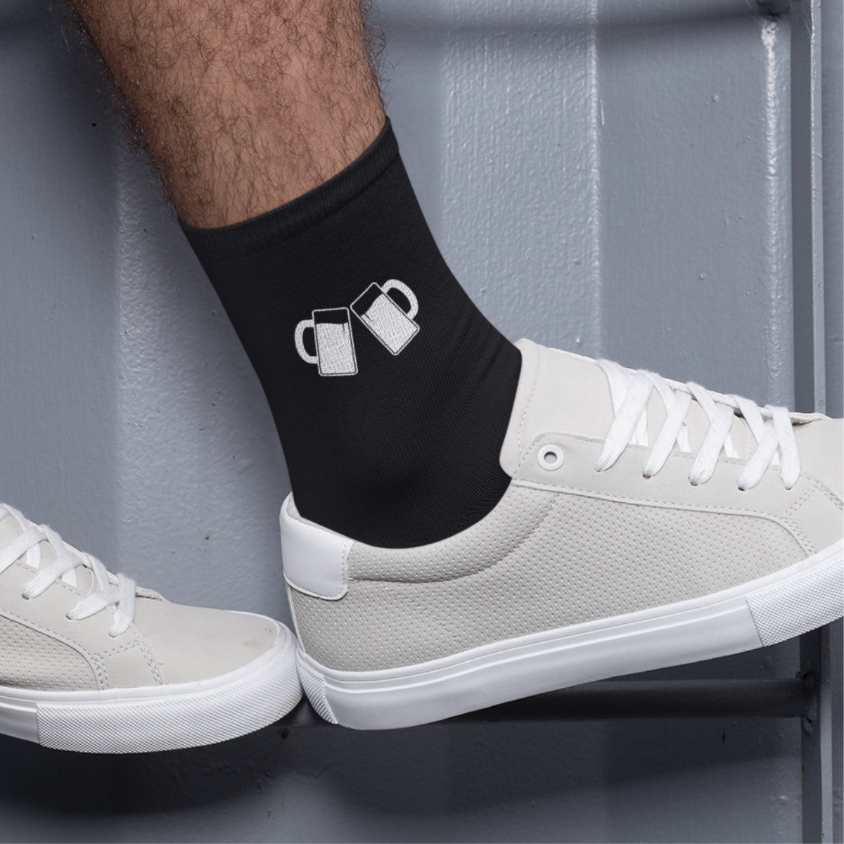 Czarne skarpetki z napisami Kielichy. Zapakowane w stylowe brązowe pudełko.