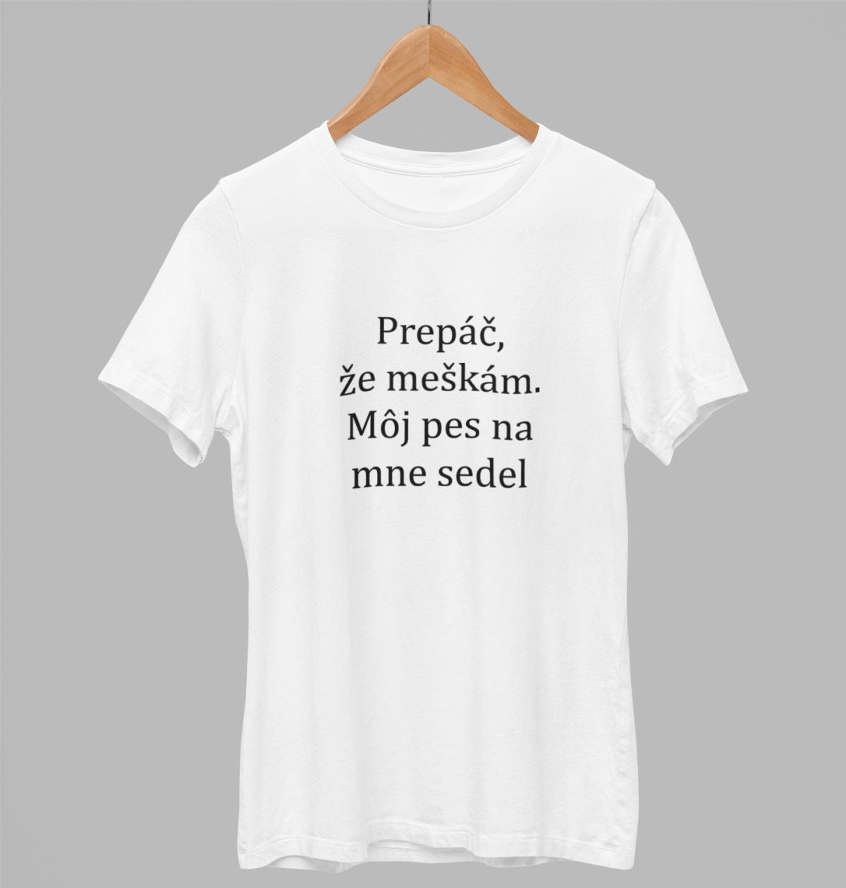 Biele UNISEX tričko „Prepáč, že meškám. Môj pes na mne sedel“