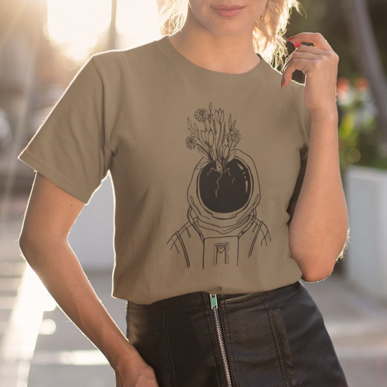 Khaki UNISEX tričko „Kozmonaut s kvetmi“