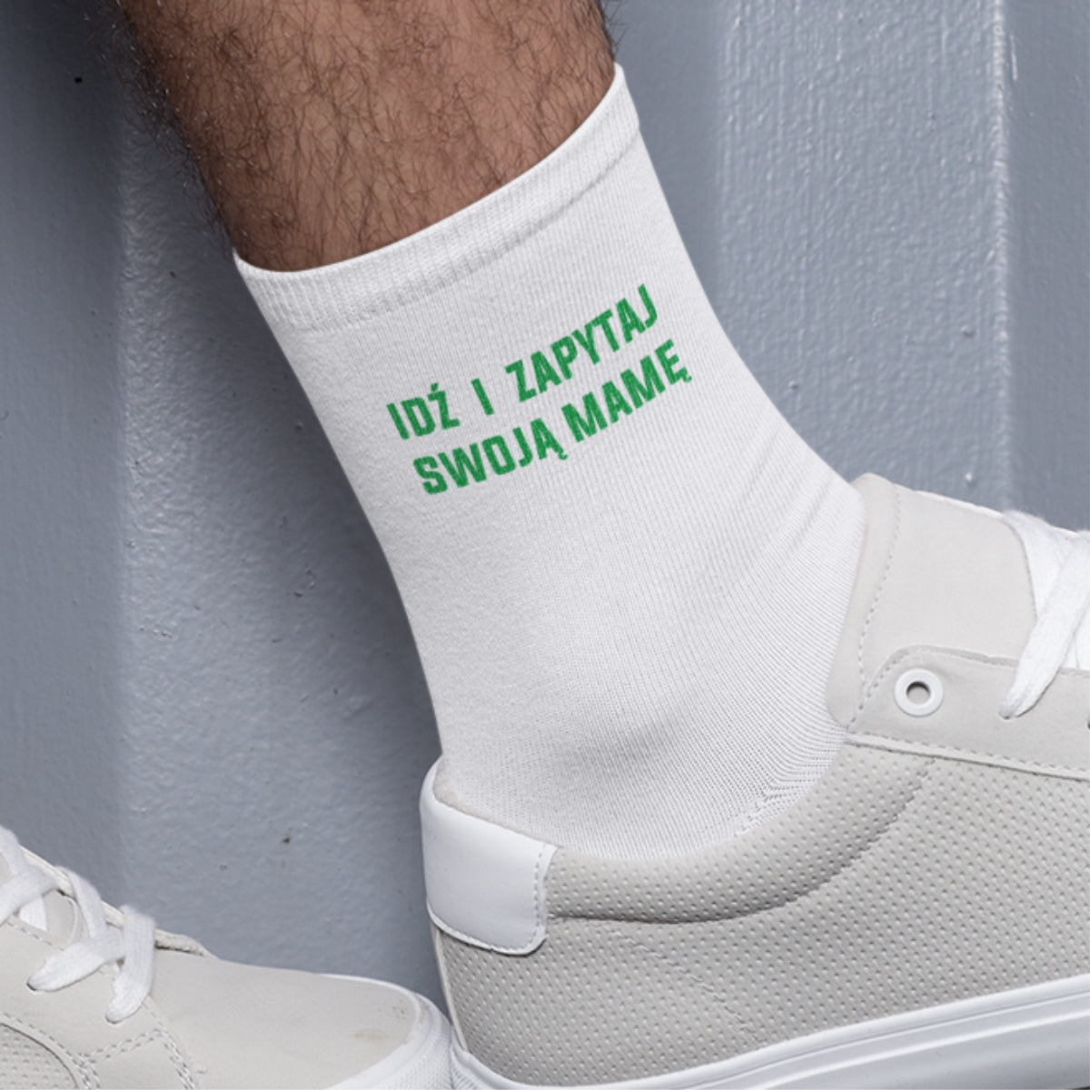 Białe skarpetki z napisami Idź i zapytaj. Zapakowane w stylowe brązowe pudełko.