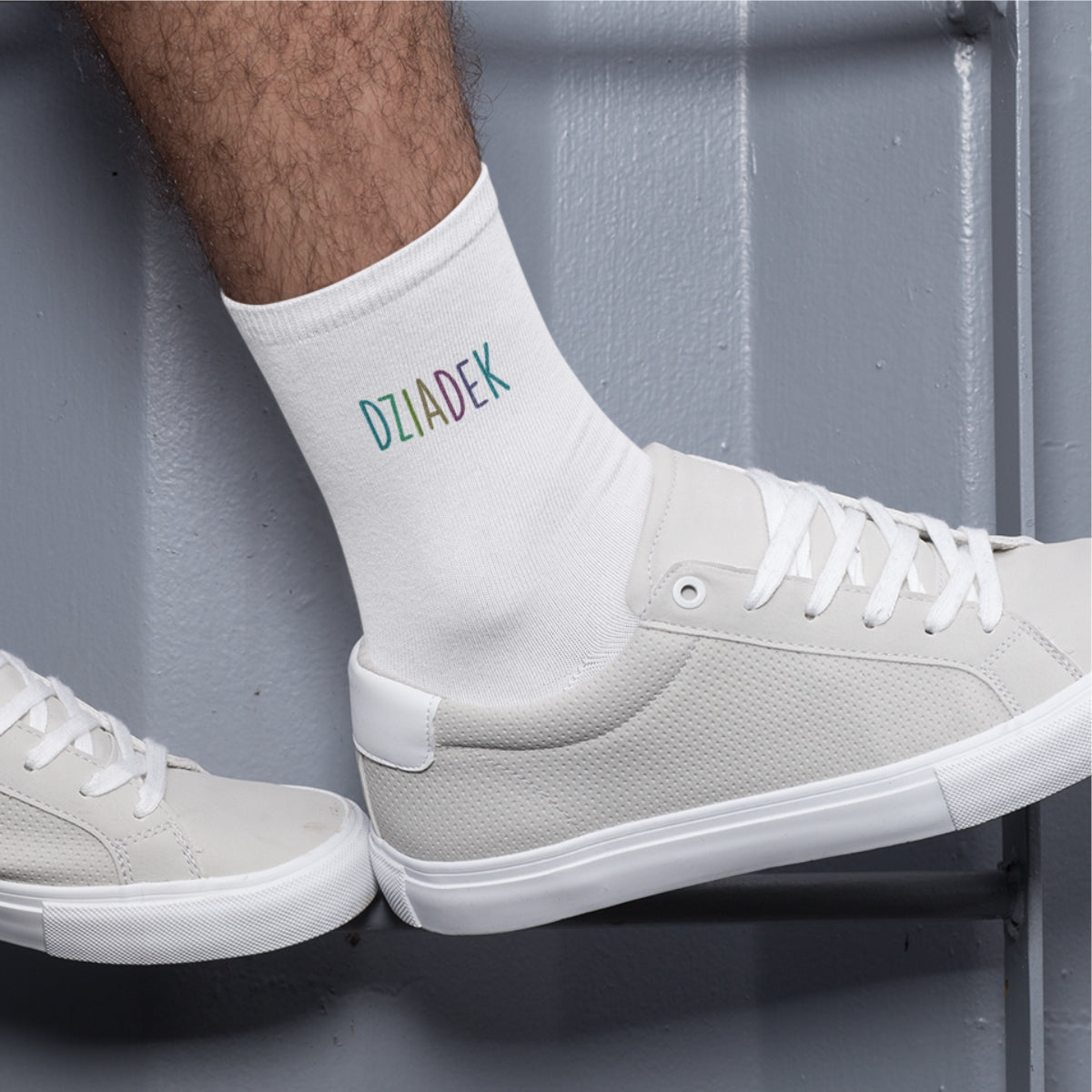 Białe skarpetki z napisami Dziadek z kolorami. Zapakowane w stylowe pudełko z okienkiem.