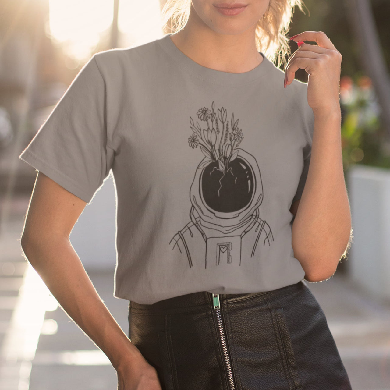 Hall melanžvärvi T-särk Kosmonaut lilledega (UNISEX T-särk)