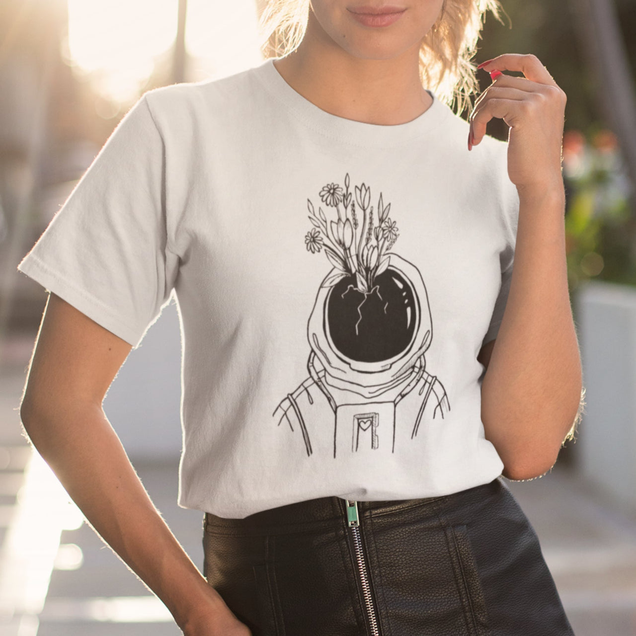 Valge UNISEX T-särk Kosmonaut lilledega