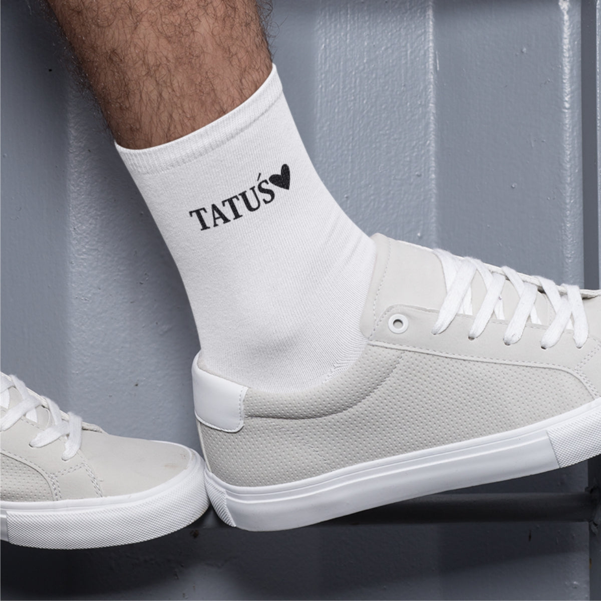 Białe skarpetki z napisami "Tatuś z sercem". Zapakowane w stylowe brązowe pudełko.