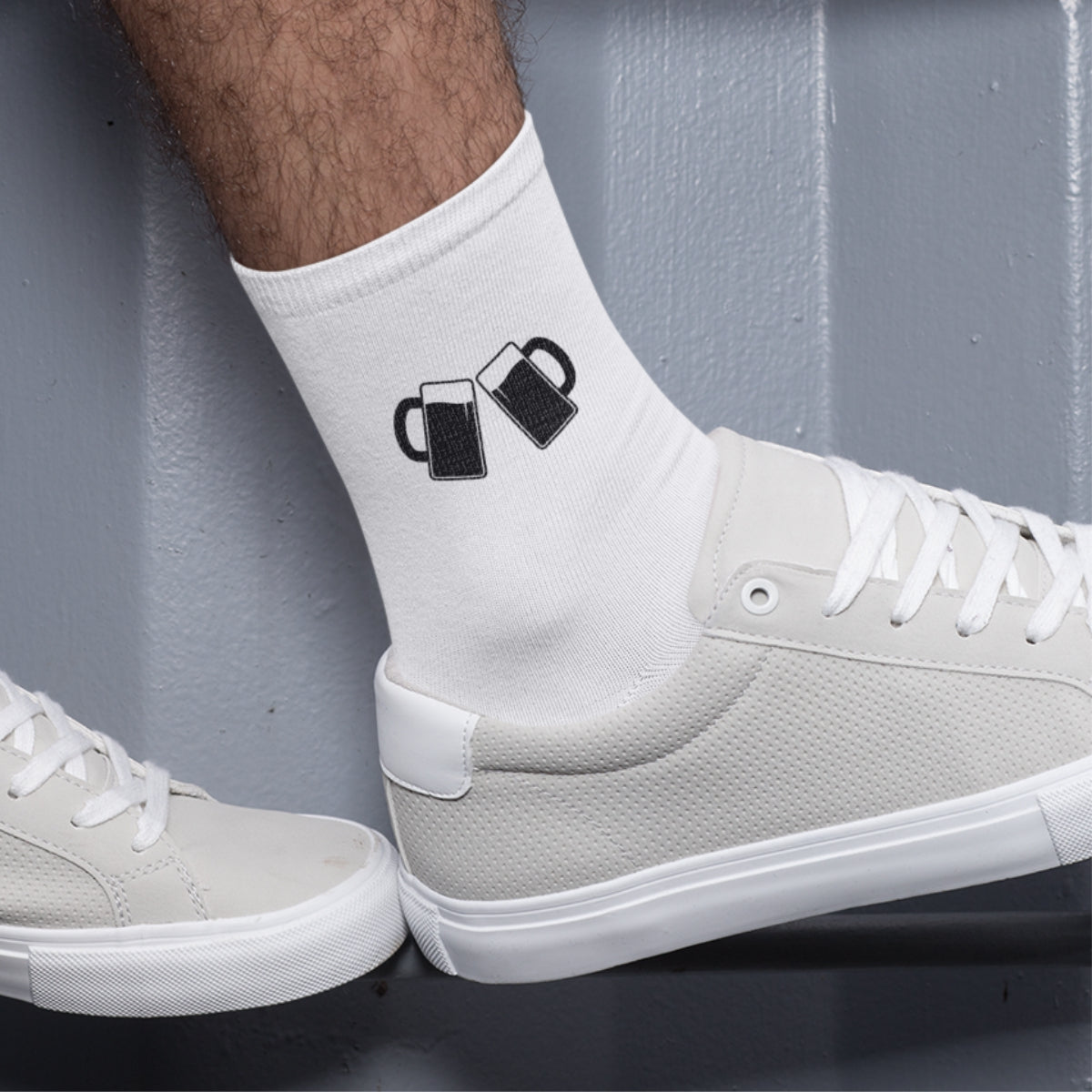 Białe skarpetki z napisami Kielichy. Zapakowane w stylowe brązowe pudełko.