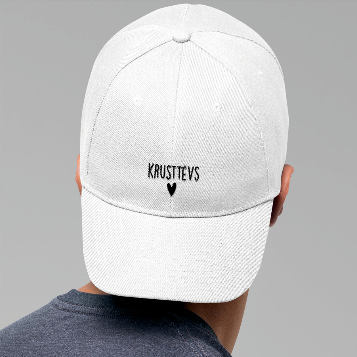 Balta cepure ar nagu "Krusttēvs ar sirsniņu"