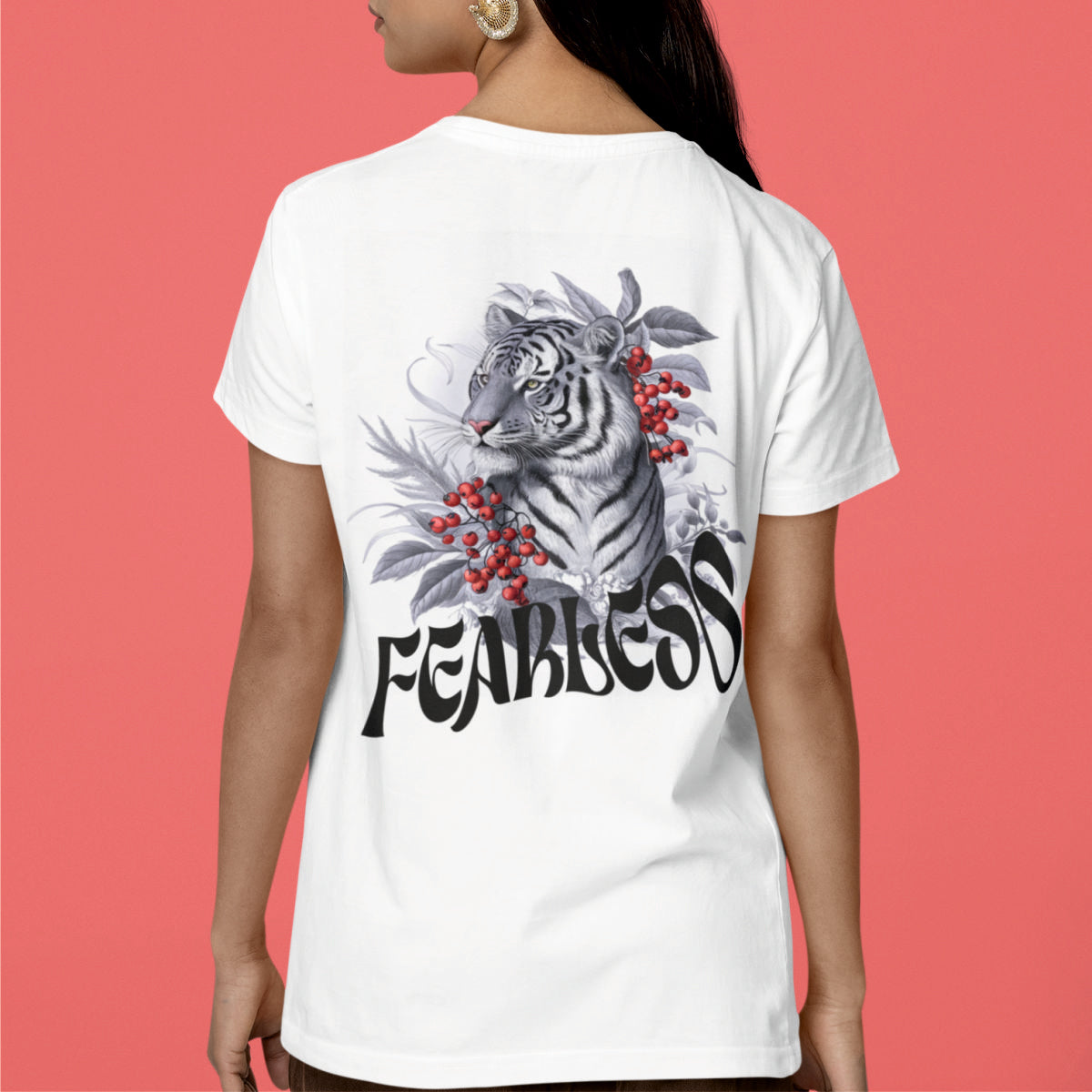 Vit UNISEX T-shirt med ryggtryck “Fearless”