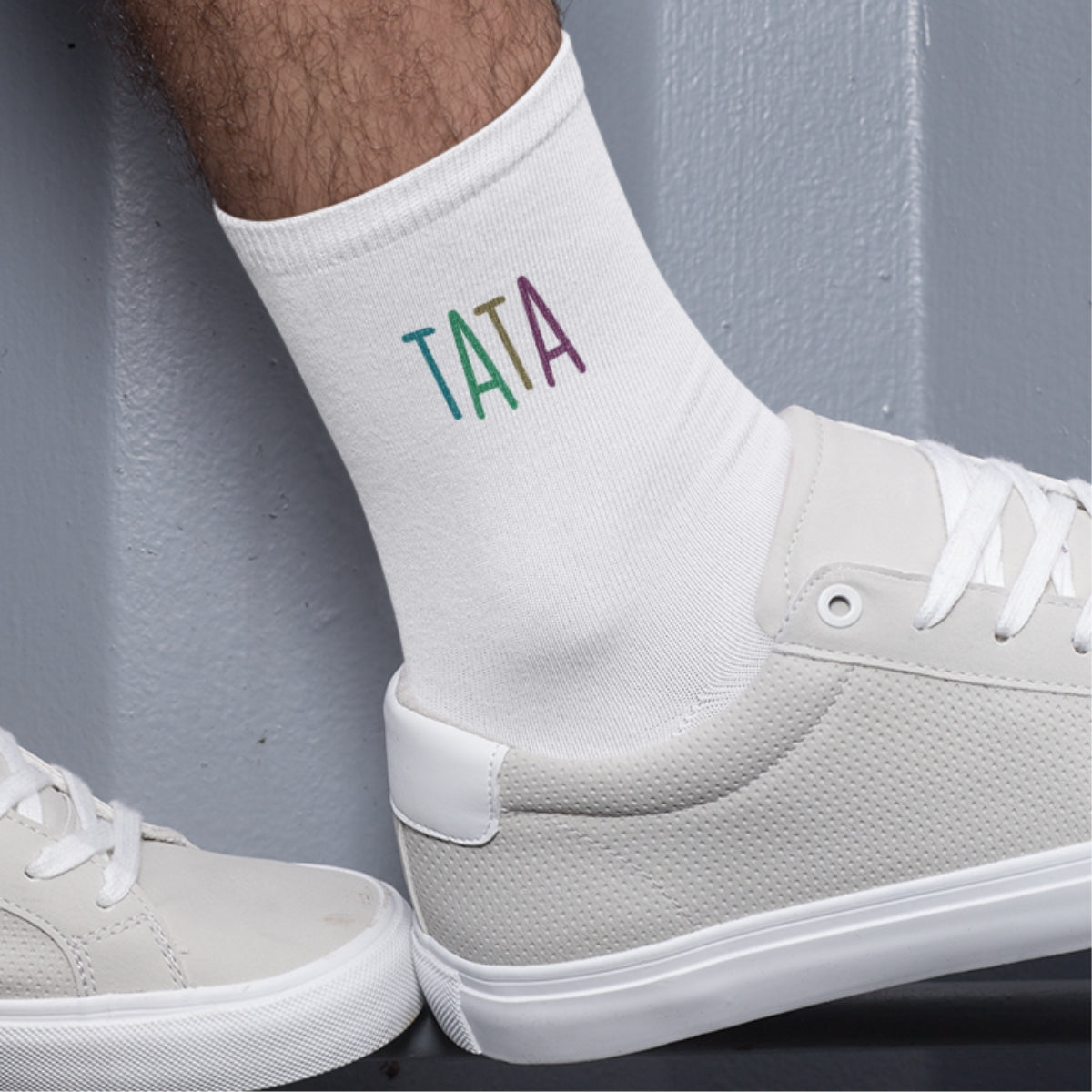 Białe skarpetki z napisami Tata z kolorami. Zapakowane w stylowe pudełko z okienkiem.