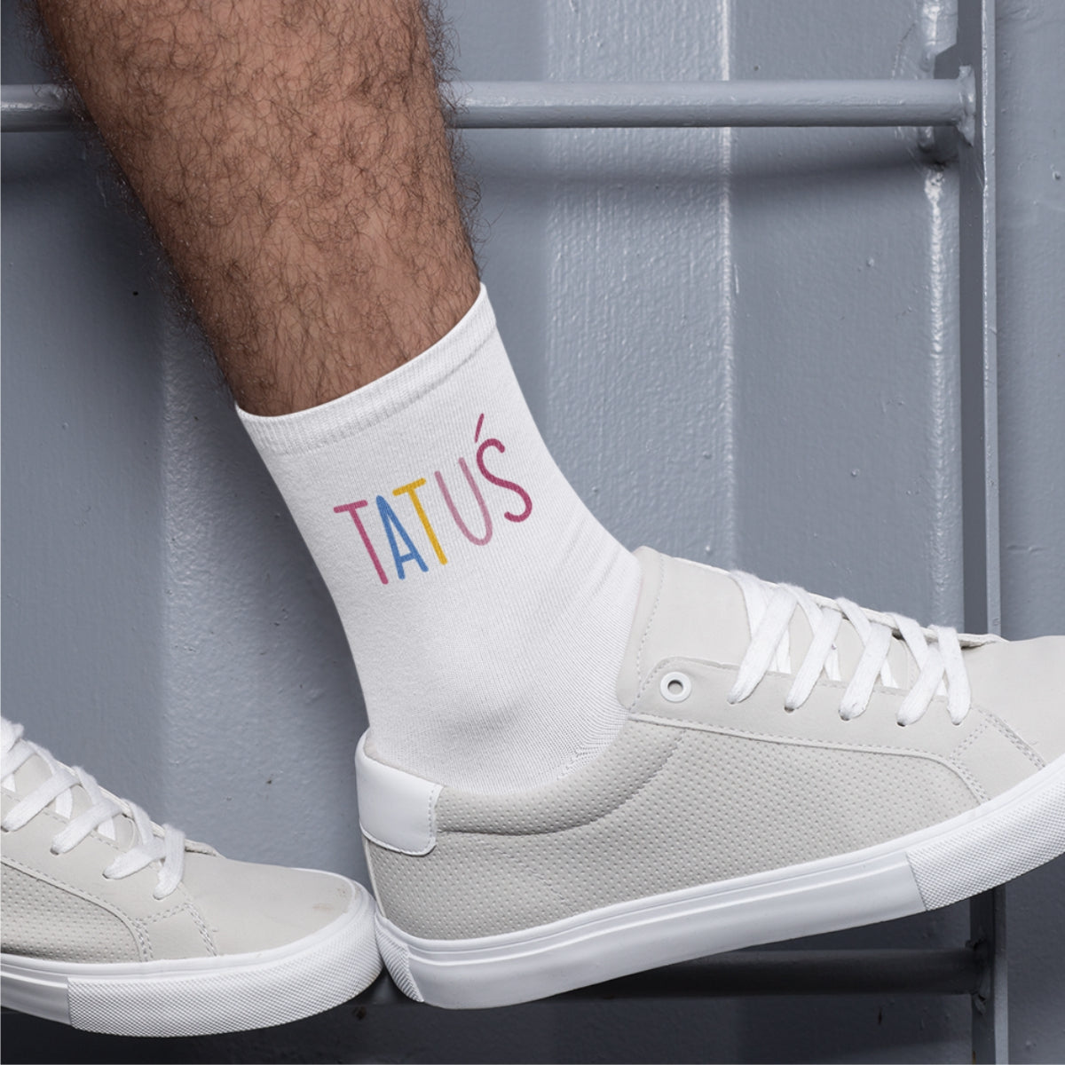 Białe skarpetki z napisami "Tatuś". Zapakowane w stylowe pudełko z okienkiem.