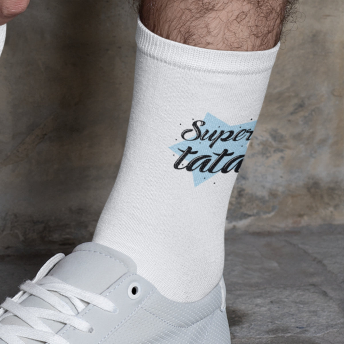 Białe skarpetki z napisami Super tata. Zapakowane w stylowe pudełko z okienkiem.