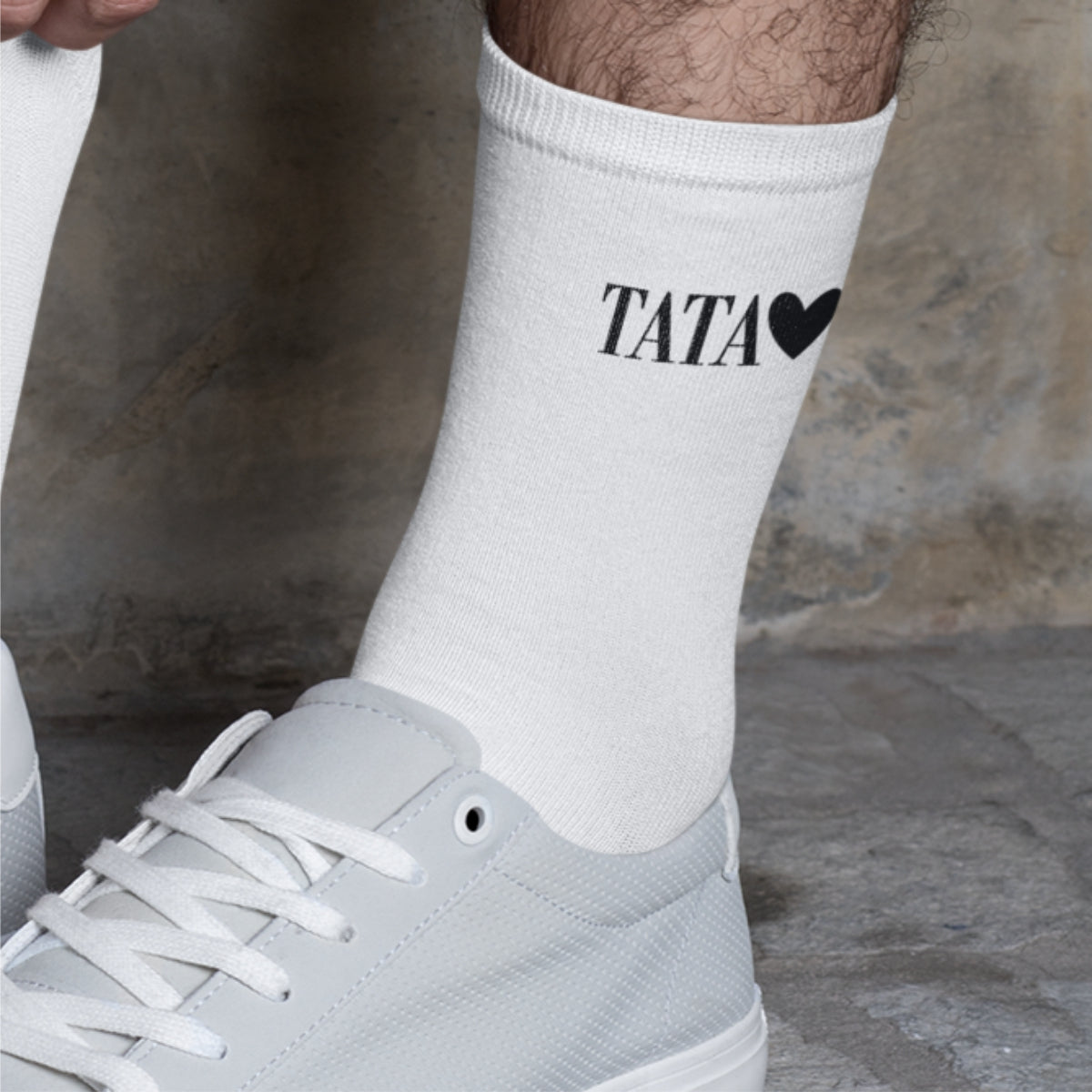 Białe skarpetki z napisami Tata z malym sercem. Zapakowane w stylowe pudełko z okienkiem.