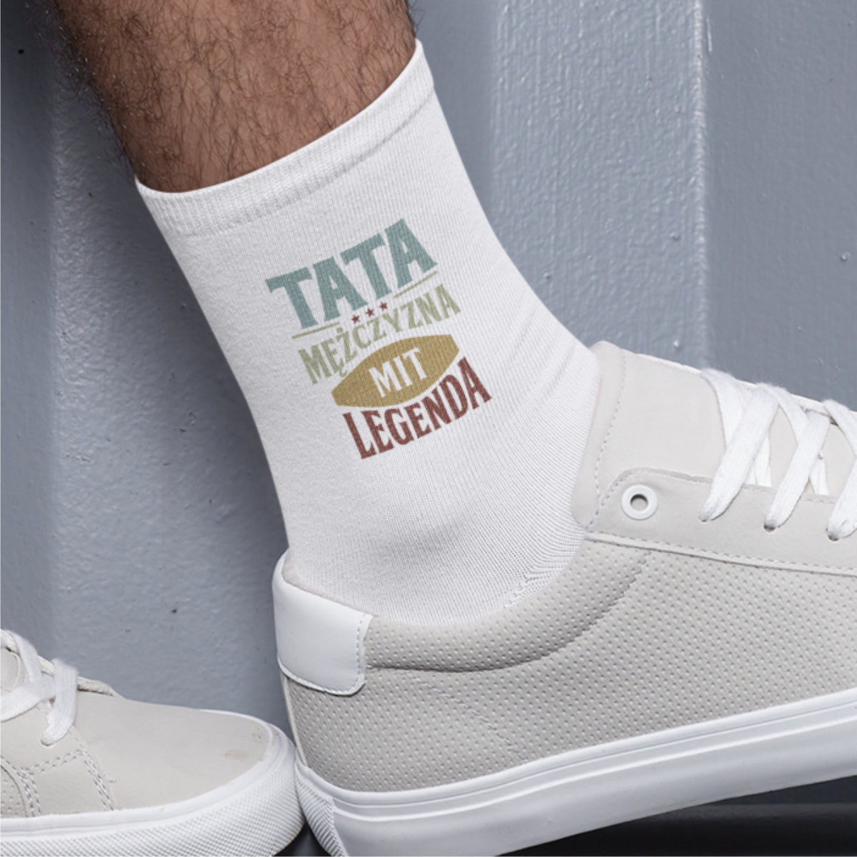 Białe skarpetki z napisami Tata to mit. Zapakowane w stylowe brązowe pudełko.