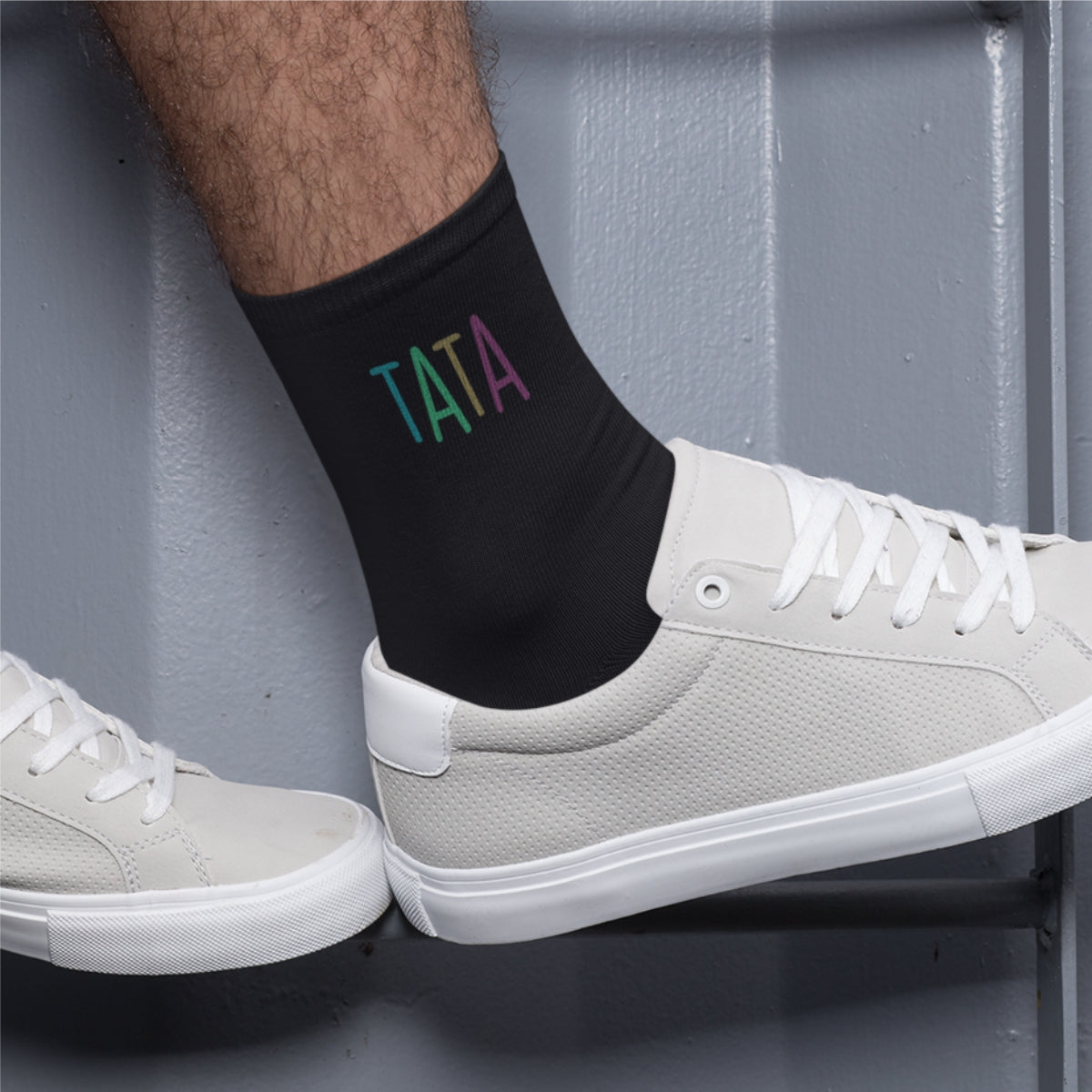 Czarne skarpetki z napisami Tata z kolorami. Zapakowane w stylowe brązowe pudełko.