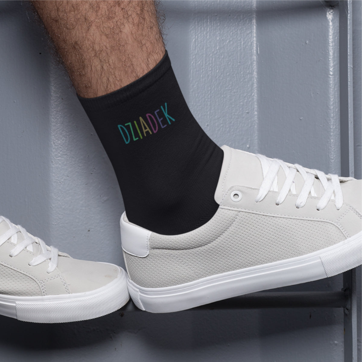 Czarne skarpetki z napisami Dziadek z kolorami. Zapakowane w stylowe pudełko z okienkiem.