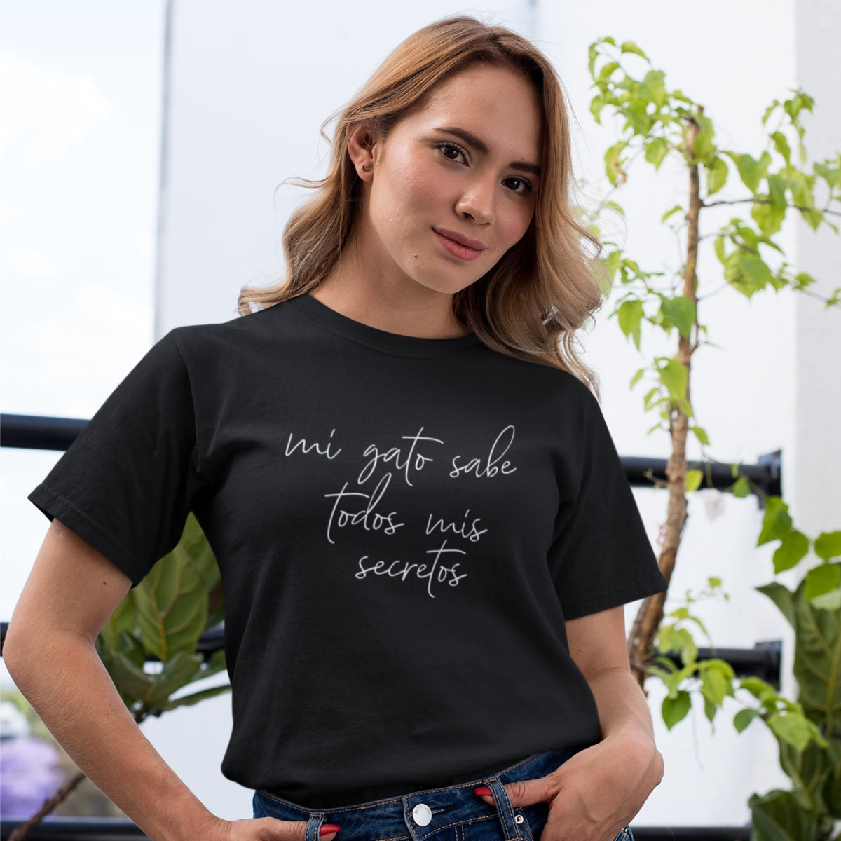 Black Unisex T-shirt Mi gato sabe