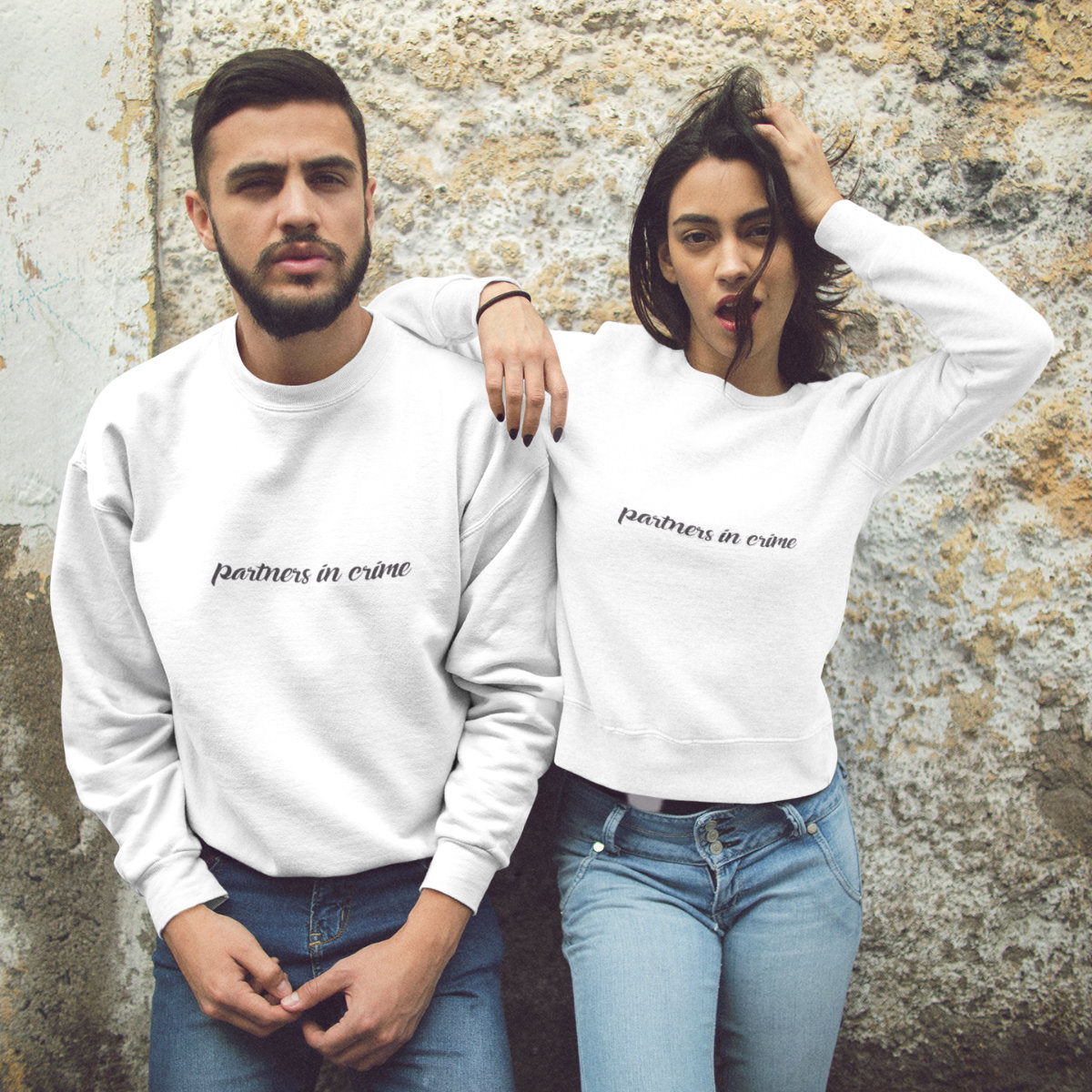 Valged kapuutsita dressipluusid paaridele „Partners in Crime“