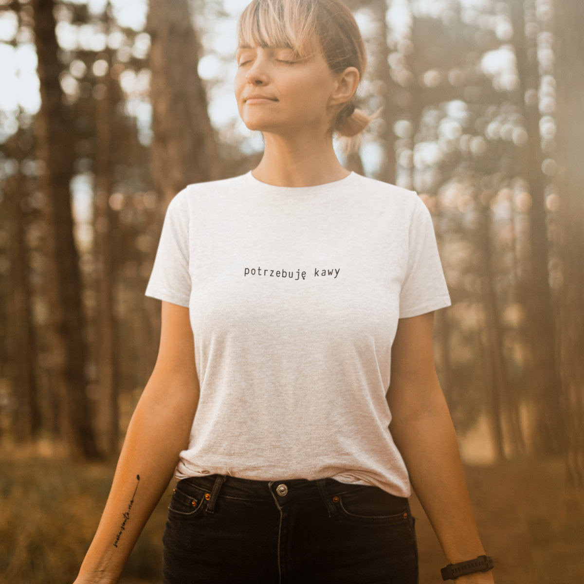 Biały UNISEX T-shirt Potrzebuję kawy