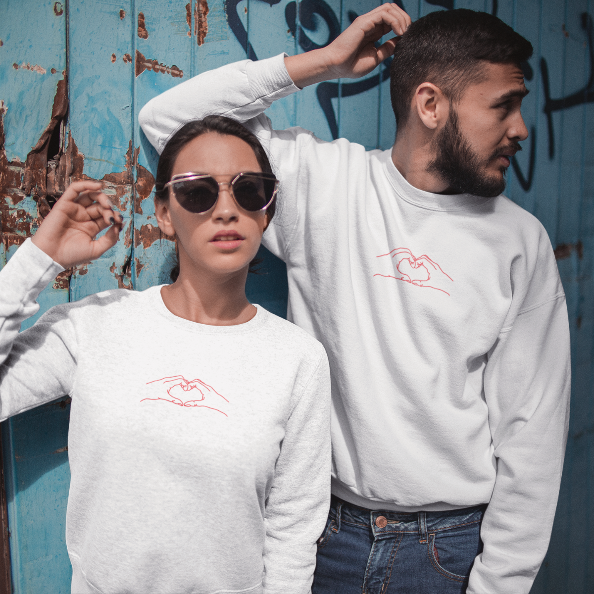 Valged kapuutsita dressipluusid paaridele „Koos“