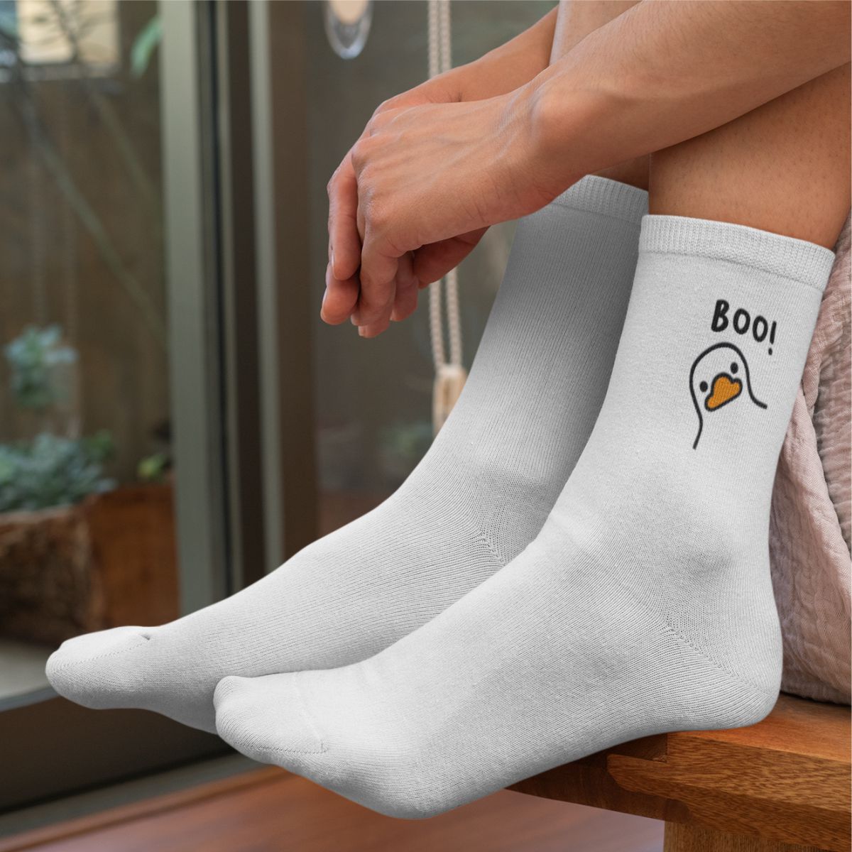 Białe skarpetki "Boo duck". Zapakowane w stylowe brązowe pudełko.