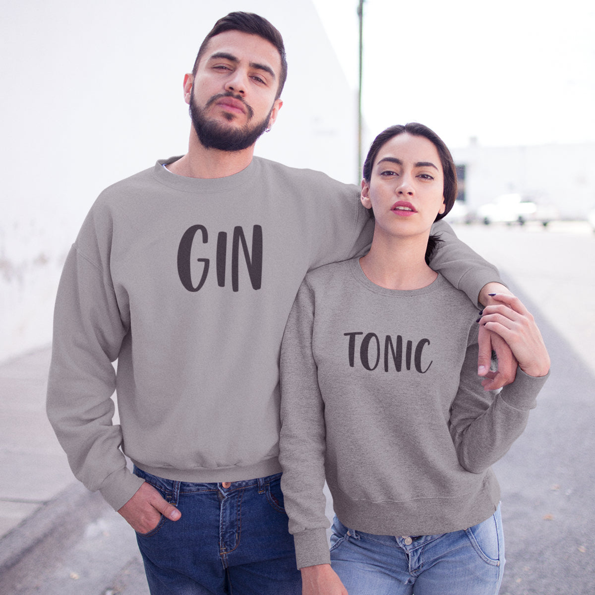 Hallid kapuutsita dressipluusid paaridele „Gin & Tonic“
