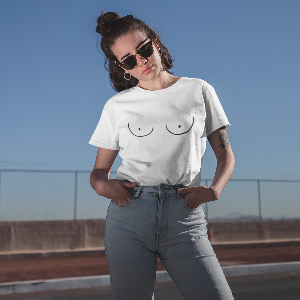 Weißes T-Shirt Brüste