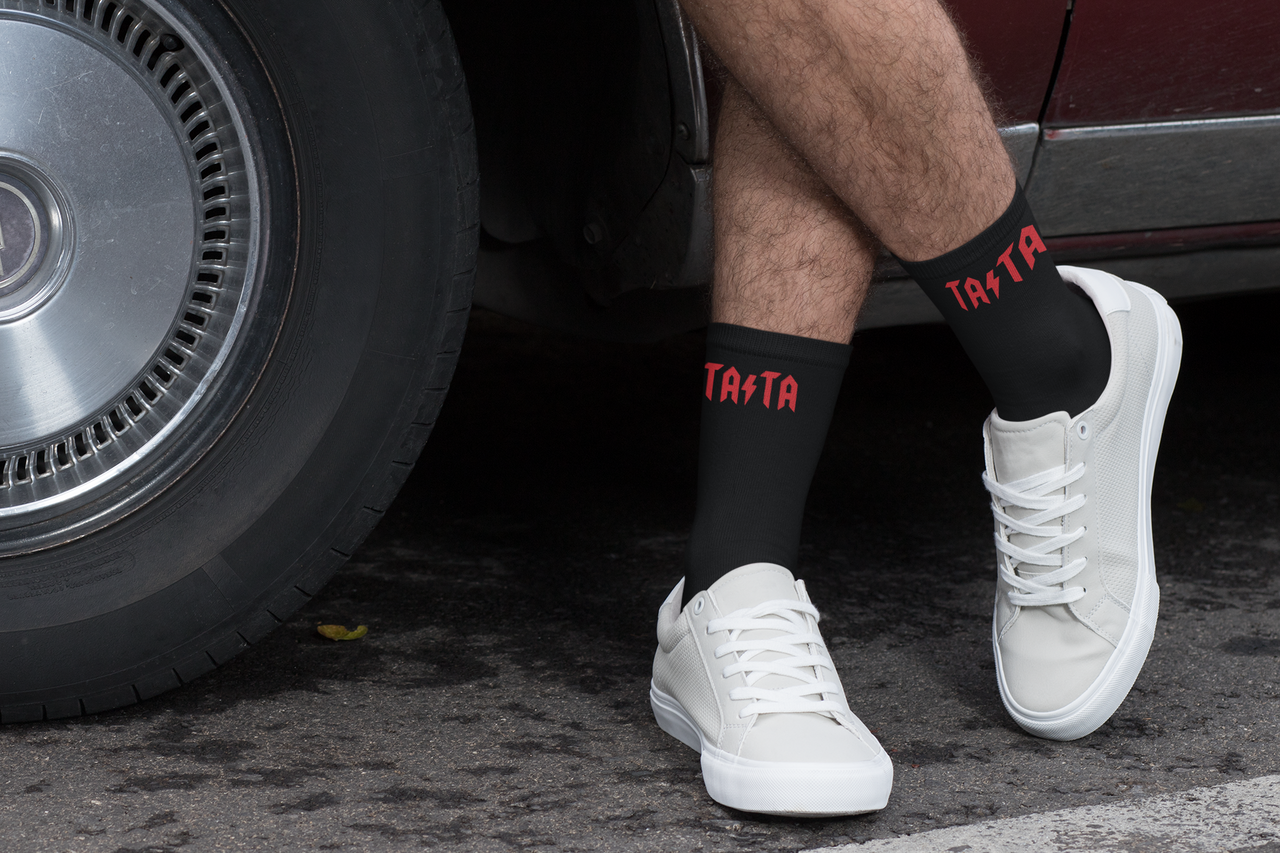 TATA  Rocks - Skarpetki z napisami. Czerwony. Zapakowane w stylowe brązowe pudełko.