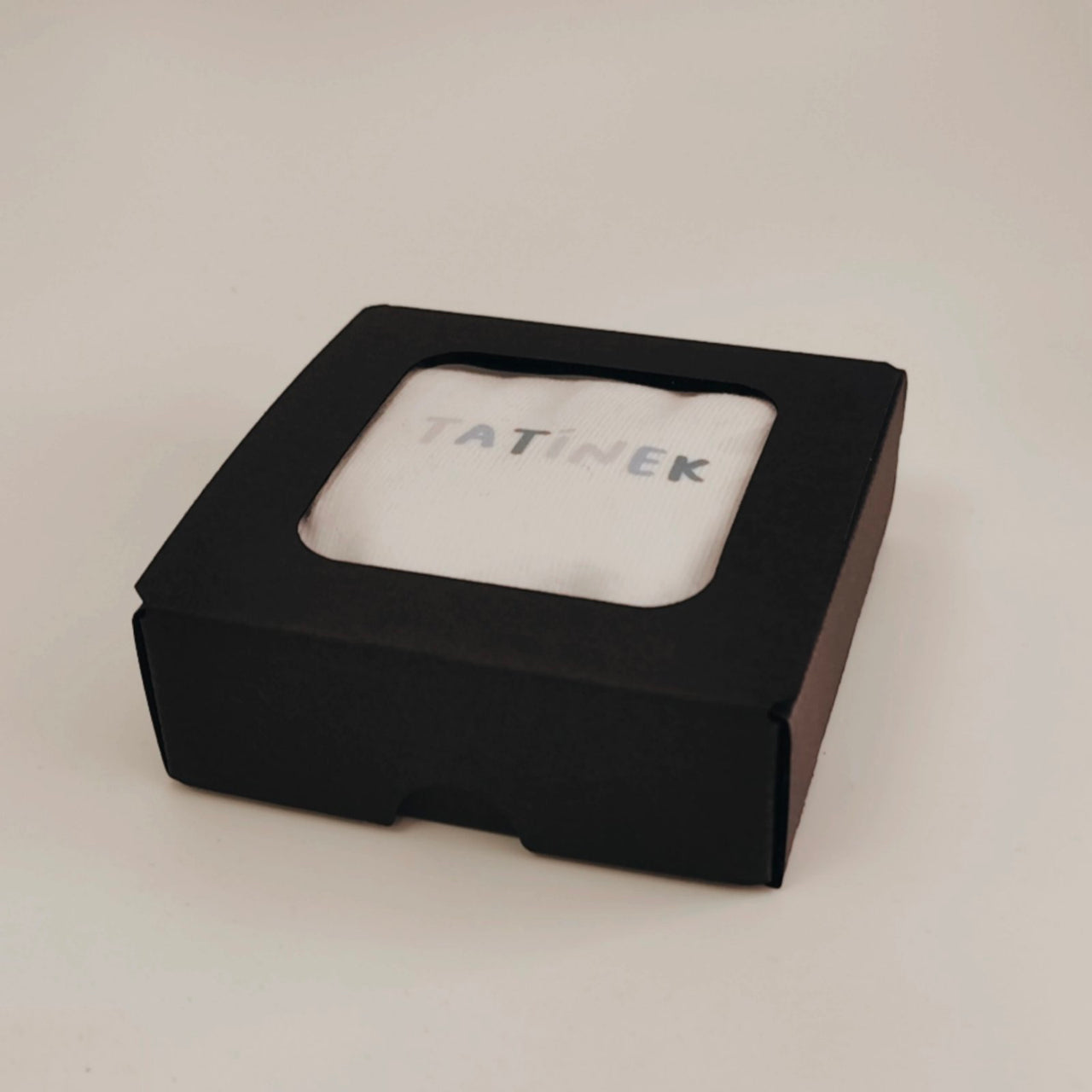 Bílé ponožky "Táta". Zabaleno v černé stylové krabičce s okénkem.