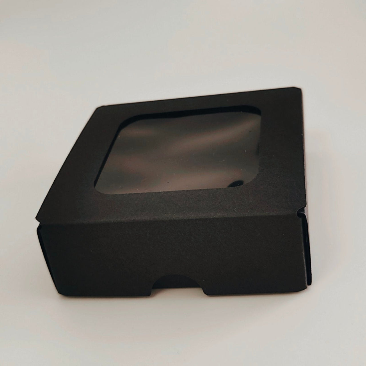 Białe skarpetki z napisami Idź i zapytaj. Zapakowane w stylowe pudełko z okienkiem.